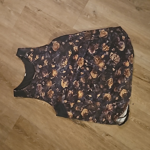 lululemon athletica Tops - Lululemon floral sculpt tank